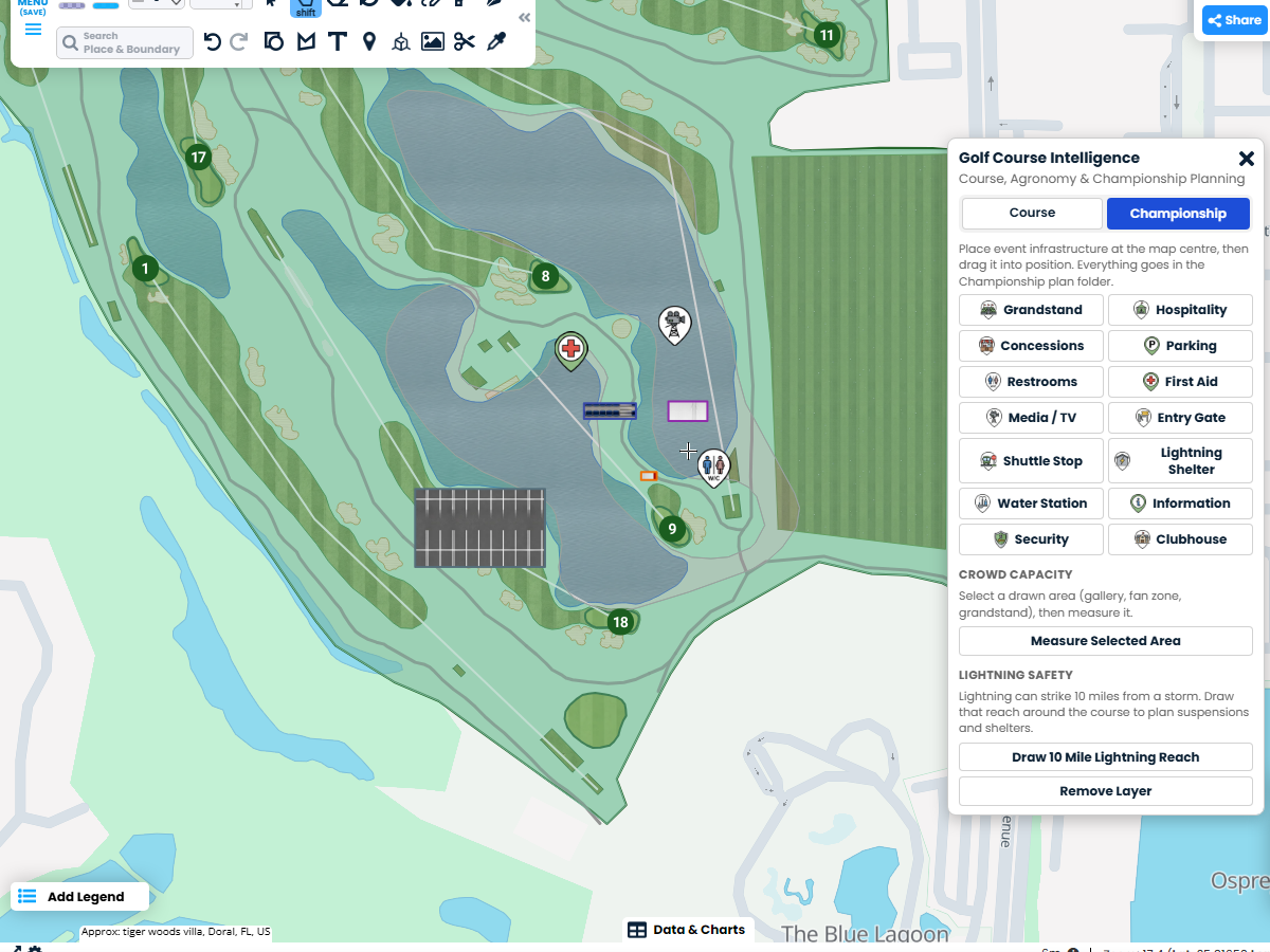 Golfbanekart med en teksturert tribune, et hospitality-telt og en parkeringsplass, ikoner for toalett og førstehjelp, og fanen Turnering i panelet Golf Course Intelligence