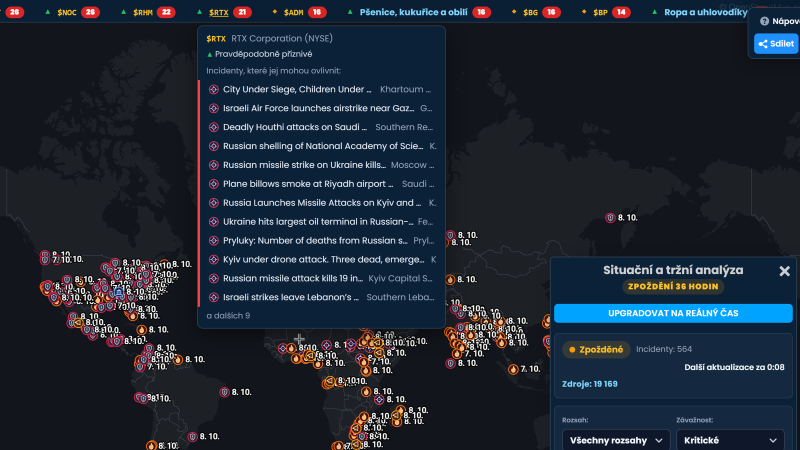 Burzovní pruh Situační analýzy ve Scribble Maps s otevřenou položkou RTX Corporation označenou jako Pravděpodobně příznivé a seznamem incidentů, které ji mohou ovlivnit, nad mapou světa s incidenty a panelem Situační a tržní analýza s označením Zpoždění 36 hodin.