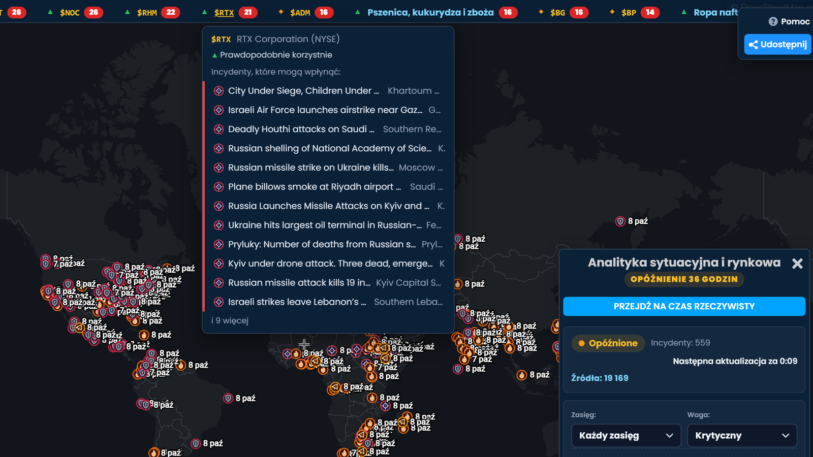 Pasek notowań sytuacji w Scribble Maps z otwartą spółką RTX Corporation oznaczoną jako Prawdopodobnie korzystnie i listą incydentów, które mogą na nią wpłynąć, nad mapą świata z incydentami i panelem sytuacji oznaczonym jako Opóźnienie 36 godzin.