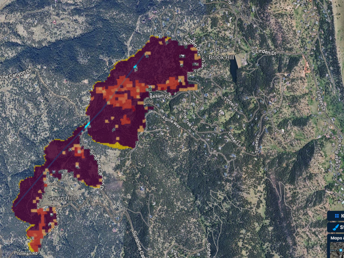 A fire's spread replayed on the time slider, showing the burned area and the yellow fire front after several hours.